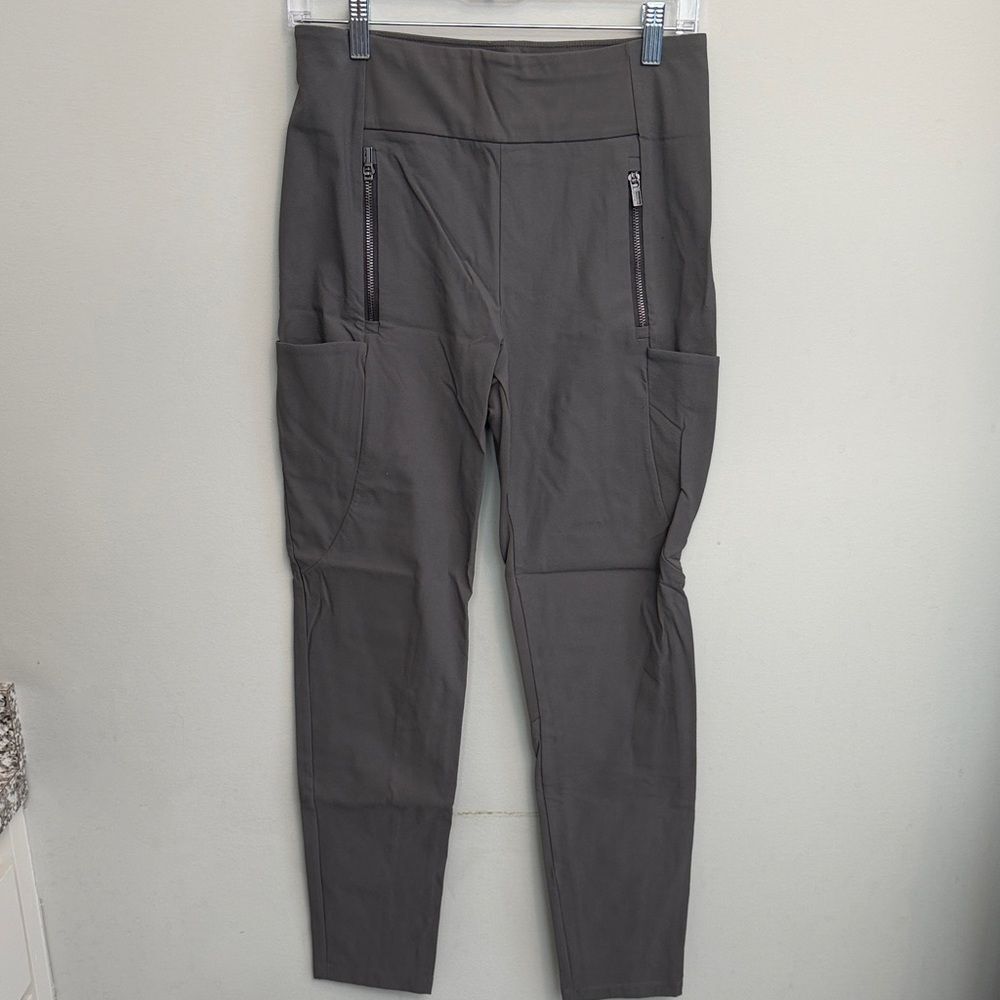 Athleta Headland Hybrid Grey Ankle Pant with Side Pockeys & Zipper Detail. Size